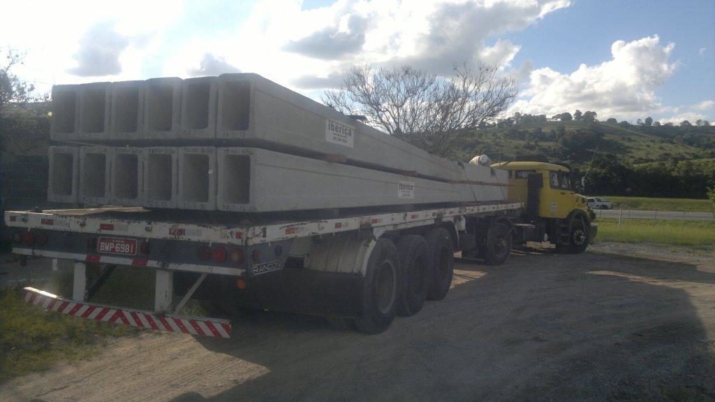 Postes de amarração retangulares de concreto na rua perto do